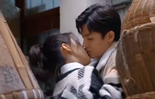 侯明昊吻戏视频